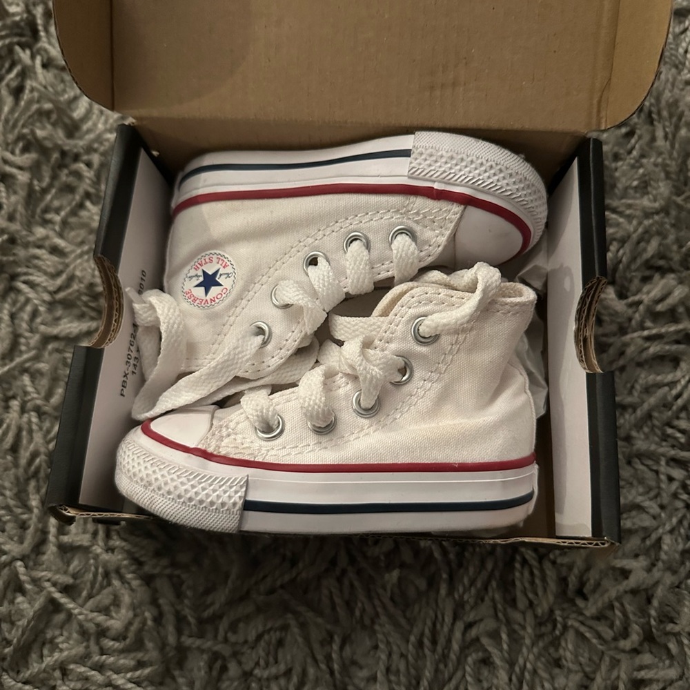COPY - Pre owned great condition Converse all star white size 3c original box i…